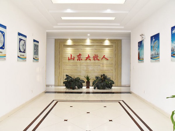 辦公樓門(mén)口